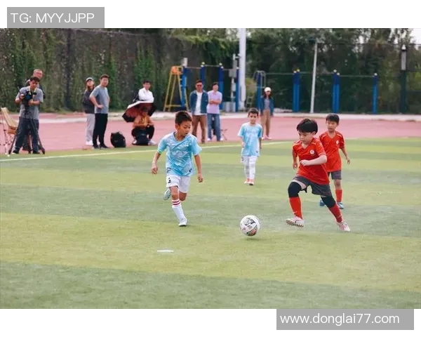 在细雨纷飞的操场上坚持训练的足球少年们的成长故事